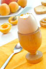 Colazione con uovo fresco e frutta
