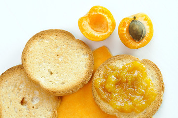 Colazione con fette biscottate , marmellata e frutta