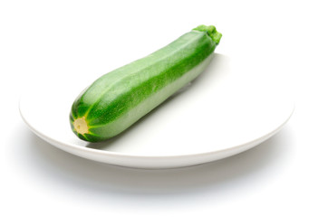 ズッキーニ　皿　白背景