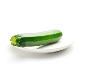 ズッキーニ　皿　白背景