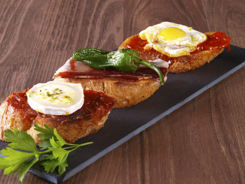 Set of three "montaditos"