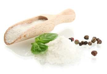 Salz mit frischem Basilikum und Pfeffer isoliert auf weiß