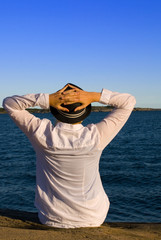 Mensch symbolisiert Sehnsucht am Meer