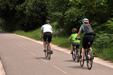 Fototapeta premium Balade à vélo en famille