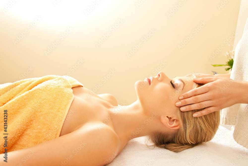 Poster beautiful woman in massage salon