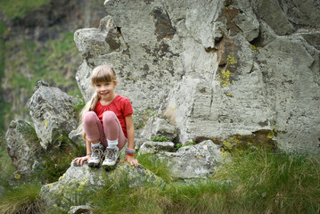 bambina bionda in montagna