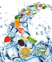 Vers fruit in water splash met ijsblokjes