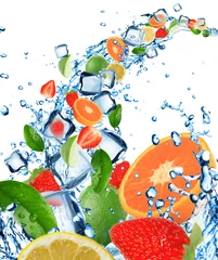  Vers fruit in water splash met ijsblokjes © Lukas Gojda