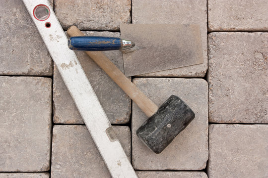 hammer, kelle und wasserwaage,