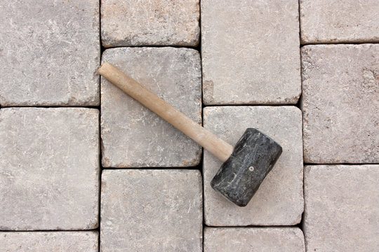 hammer und pflastersteine