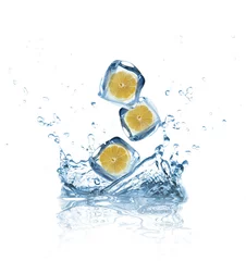 Foto auf Acrylglas Zitronen in Eiswürfeln, die ins Wasser spritzen © Lukas Gojda