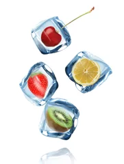 Gordijnen Fruit met ijsblokjes in beweging © Lukas Gojda