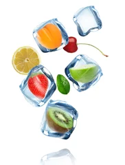 Zelfklevend Fotobehang Fruit met ijsblokjes in beweging © Lukas Gojda