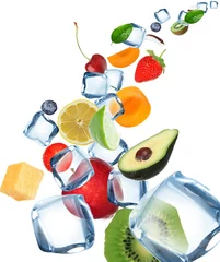 Zelfklevend Fotobehang Fruit met ijsblokjes in beweging © Lukas Gojda