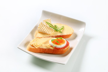 Bread with cheese and egg