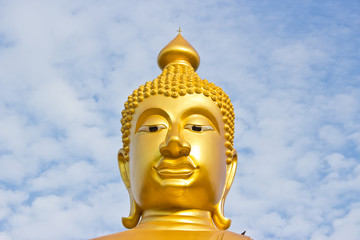 Fototapeta premium Head golden Buddha statue in a Buddhist temple