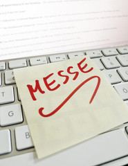 Notiz auf Computer Tastatur: Messe