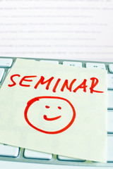 Notiz auf Computer Tastatur: Seminar