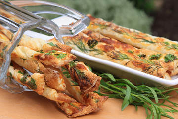 Kräuterstangen aus Blätterteig