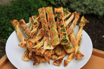 Kräuterstangen aus Blätterteig