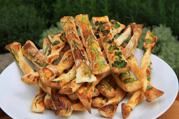 Kräuterstangen aus Blätterteig