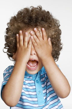Ni&ntilde;o expresivo cubriendo sus ojos,Ni&ntilde;o gracioso.