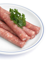 salsicce di maiale su piatto_sfondo bianco