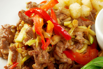 salad  with meat ,cracker and basil