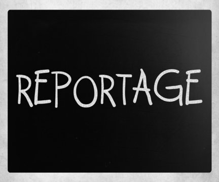 "Reportage" handwritten with white chalk on a blackboard