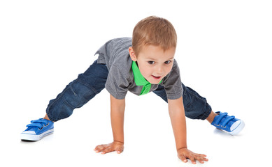 Glücklicher kleiner Junge