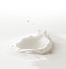 Papier Peint photo autocollant Milk-shake Du lait. Modèle pour la chute dans le lait de baie