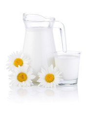 Obraz na płótnie Canvas Jug świeżego mleka, szkła i trzy kwiaty rumianku samodzielnie na wh