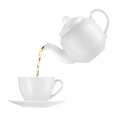 Fotobehang Thee Theepot die thee giet in een kop op een witte achtergrond