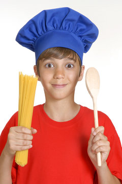 Niño chef sujetando pasta cruda,niño cocinero.