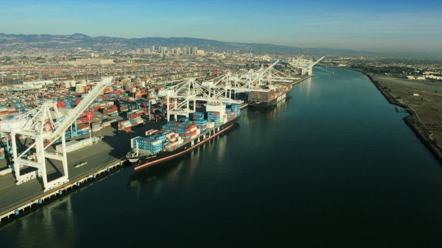 Aerial view of ships and lifting cranes, San Francisco, USA