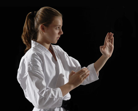 Ni&ntilde;a haciendo artes marciales,cinta negra karate.