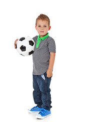Glücklicher kleiner Junge mit Fußball