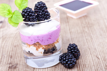 Dessert mit Brombeeren
