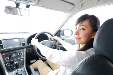 車を運転する女の子