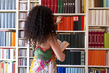 Women in the library © lapas77