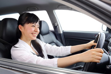 車を運転する女の子