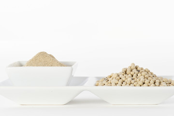 White pepper grain and powder