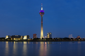 Fototapeta na wymiar Wieczorny widok na Rheinturm wieży telewizyjnej w Dusseldorf, Niemcy