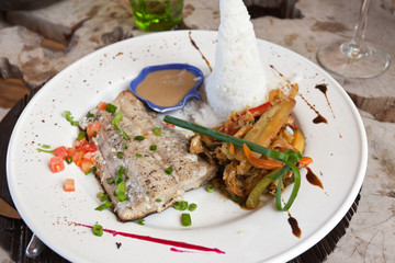 dorade grillée, poêlée de légumes, riz blanc