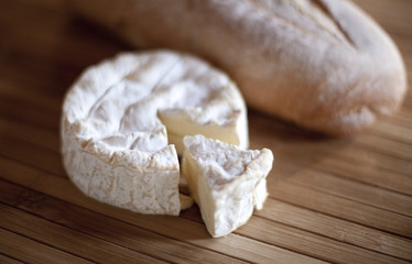 fromage camembert et sa baguette de pain