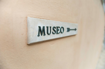 Obraz premium museum direction arrow