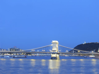 Obraz premium The Chain Bridge in Hungary at night