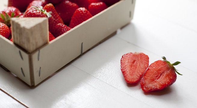 fraises et sa caissette en bois