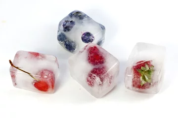 Plexiglas foto achterwand Vruchtenbessen in ijsblokjes abstract concept © udra11