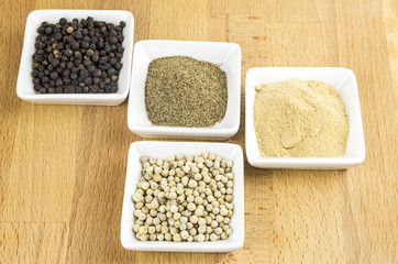 Weißer und schwarzer Pfeffer